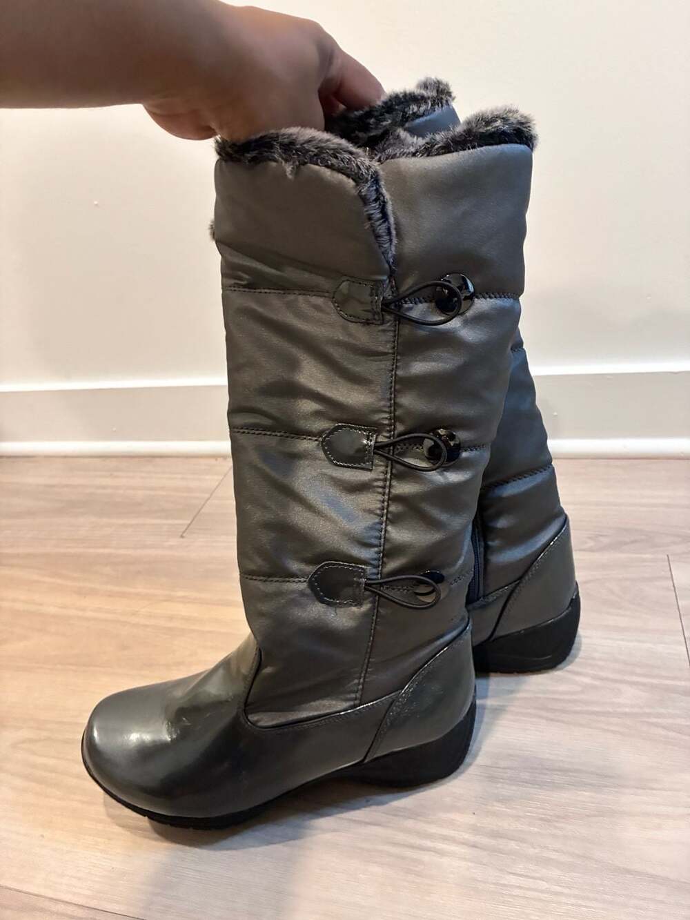 Women’s Unboxed Flurry Winter Boots Size 8M Gray Faux Fur